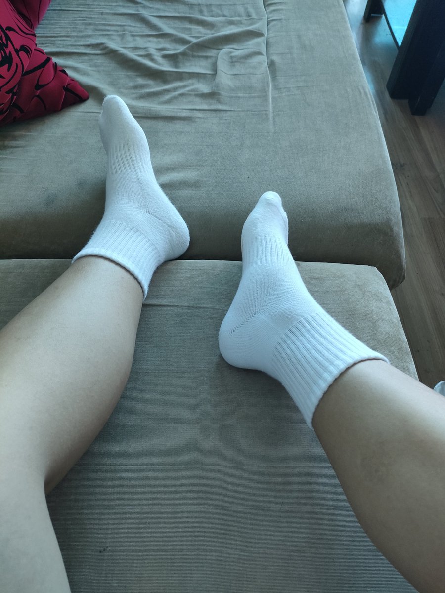 lizu2299's tweet photo. 每次都幻想有一只大熊，可以被我踩着，添着，叫主人真的爽。#主人 #狗狗 #熊 #白袜1S #成都 https://t.co/ltRoPL3T14