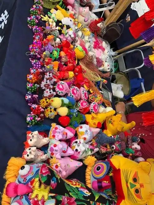 eliza_loop1_a29's tweet photo. [Hey, I'm so proud, I and my bestie are here, we bought an ellipsoid souvenir at the holiday market, and the goods were stored safely in our bags!]， https://t.co/jhy1JVgSPc