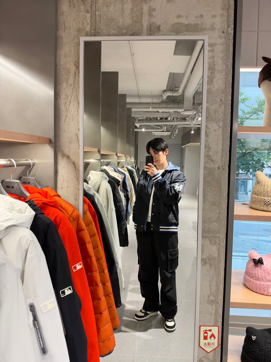 SikSyu99's tweet photo. Nhìn mặt mộc nhỏ này ai tin là CEO 25 tuổi đâu trờii 🤔🤔

PARK SIWOO PFW

#PARKSIWOO 
#박시우 
#ParisFashionWeek https://t.co/l6UJKobqNg