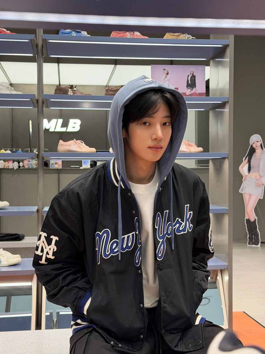 SikSyu99's tweet photo. Nhìn mặt mộc nhỏ này ai tin là CEO 25 tuổi đâu trờii 🤔🤔

PARK SIWOO PFW

#PARKSIWOO 
#박시우 
#ParisFashionWeek https://t.co/l6UJKobqNg