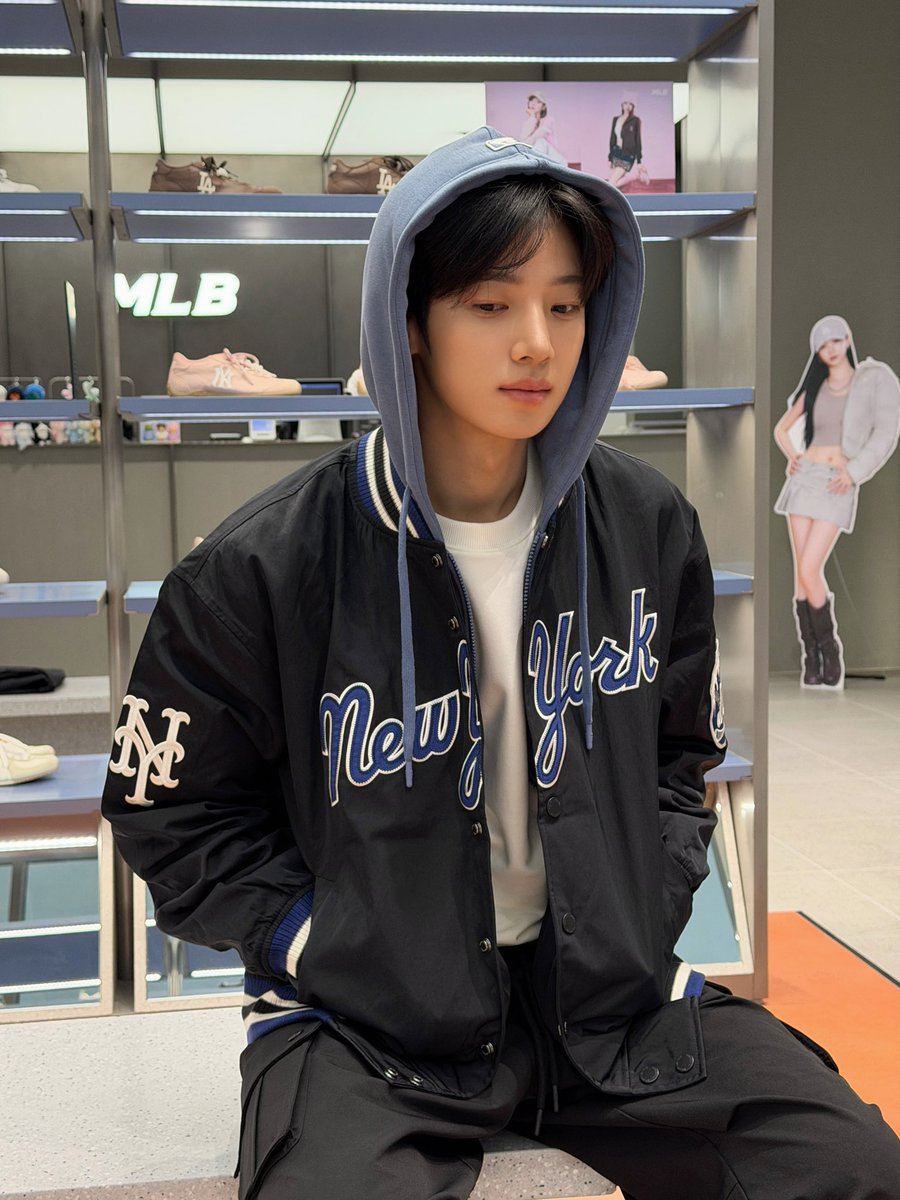 SikSyu99's tweet photo. Nhìn mặt mộc nhỏ này ai tin là CEO 25 tuổi đâu trờii 🤔🤔

PARK SIWOO PFW

#PARKSIWOO 
#박시우 
#ParisFashionWeek https://t.co/l6UJKobqNg