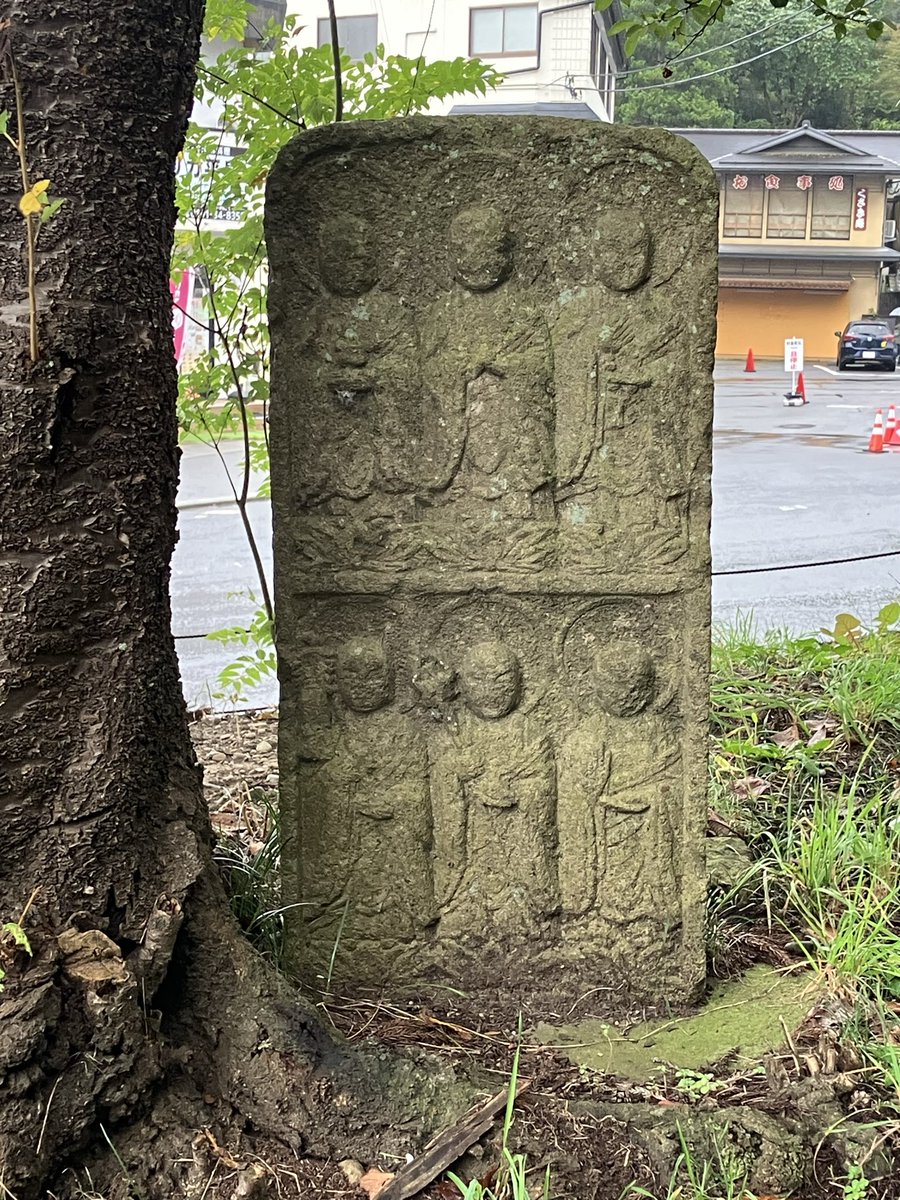 nekotaro1601's tweet photo. 中尊寺参道入り口の六地蔵を上下2段に彫った石仏。年代は不明。 https://t.co/5rCfIc6aKe