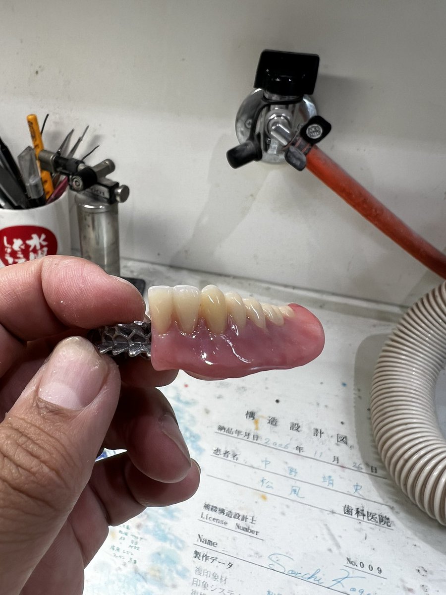 dentaltechnic16's tweet photo. 表面性状なしで仕上げてみた。

のっぺり。 https://t.co/Rl6cwej0Jm