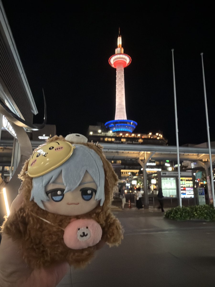 mickeylove0509's tweet photo. ちい活 その③

せっかくの京都

伏見稲荷大社へ⇒ちいかわ本舗

夜の京都タワーもキレイでした https://t.co/yXVrCQdzOp