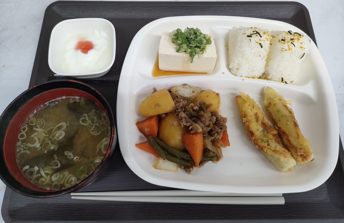 sagyousho1011's tweet photo. 本日は肉じゃが、ちくわの磯辺揚げ、冷や奴、お味噌汁、ヨーグルトです❗️
いただきまーす🥢✨️ https://t.co/noZkr99kbZ