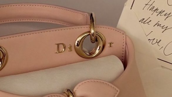 tarababagani's tweet photo. 原画ウォニョンさんで失礼
DIORのここ、個人的にセンスない。 https://t.co/mPgrCZHGoR