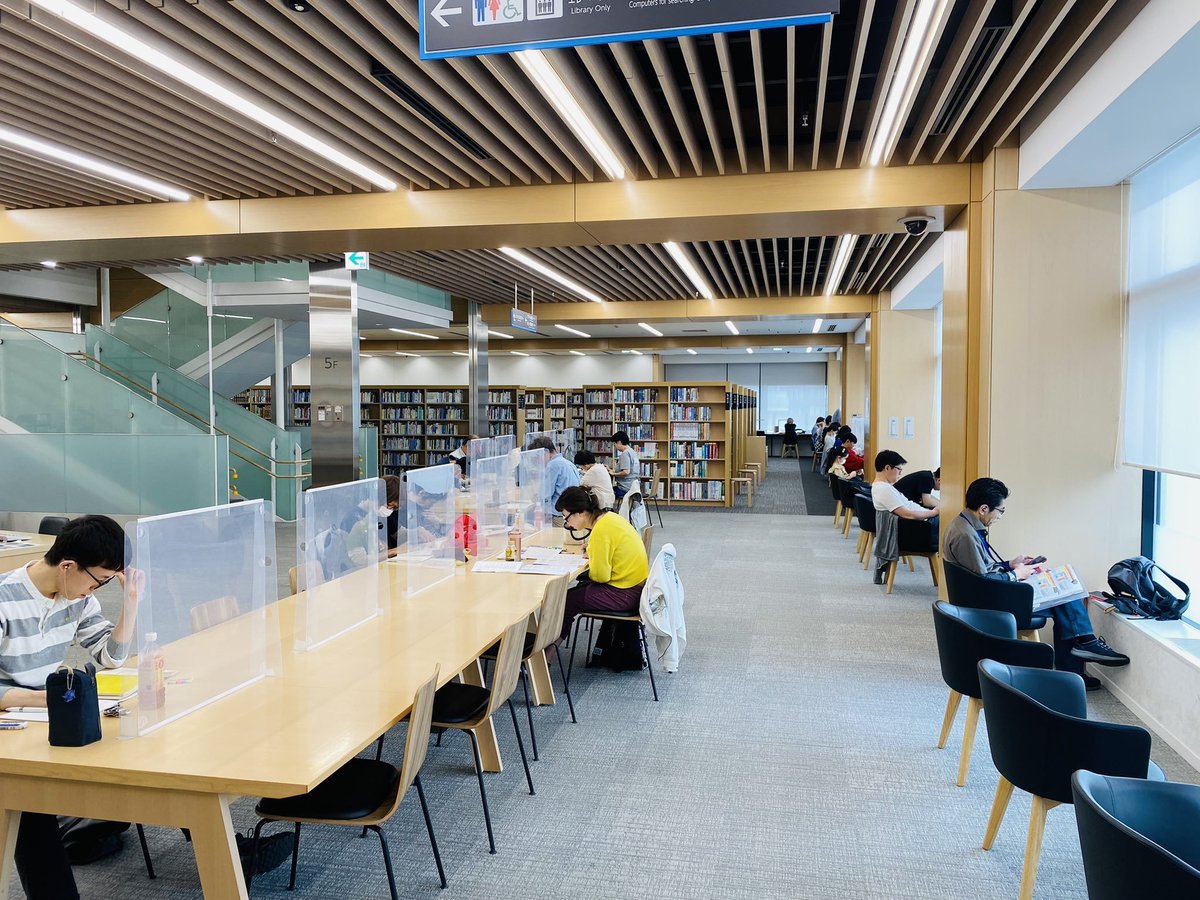 tamachi_dazo's tweet photo. これ内緒なんですけど、田町のテレワークでおすすめなのが「港区立三田図書館」
駅近、静かでWi-Fi完備。予約制の充電付個別席もあり、港区民なら最長6時間使える。もちろん無料。
しかも下にOKストアができたので、買い物して帰れる。

田町、テレワーク環境までロジが良すぎる。 https://t.co/Ojv0hylJJd