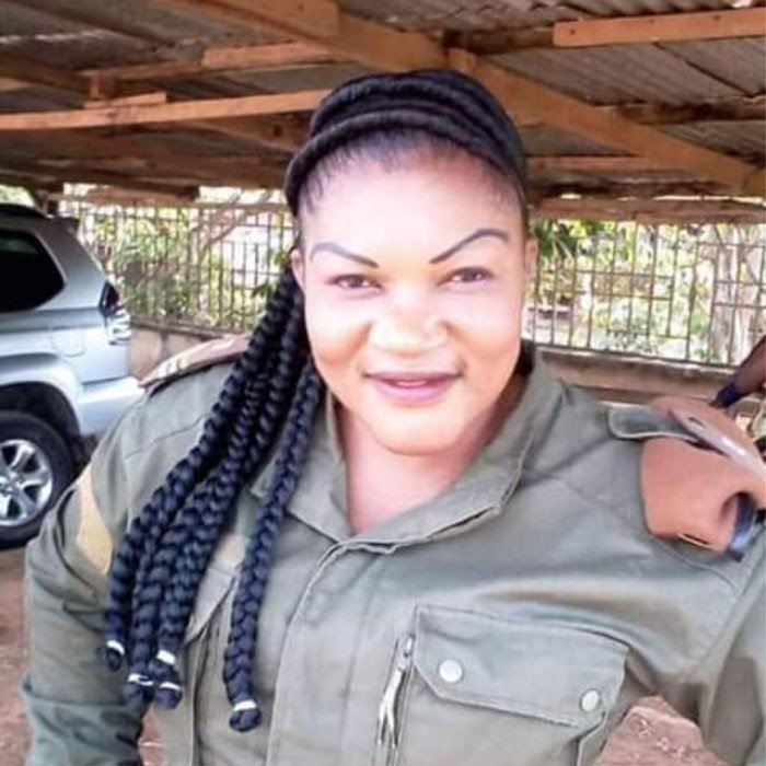 TheCameroonianZ's tweet photo. 7 ans déjà...🕊️

1 minute de silence en hommage à Florence Ayafor... 🙏🌿🕯

*Elle a été kidnappée, torturée, violée, sauvagement assassinée et son corps dépecé par des sécessionnistes. 💔 https://t.co/ELKAfPB8EZ