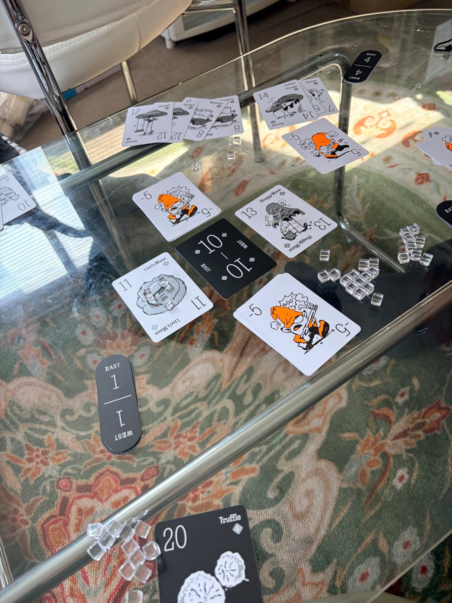 Dopaminetable's tweet photo. こんな方に『NO MUSH』おすすめです！
・重すぎない心理戦が好き
・相手の考えを読むのが好き👀
・競りゲームが好き！
・短時間でサクッと遊びたい
・かわいいゲームも好き🍄
「あと1個賭ける？いや、やめる…？」
そんな小さな駆け引きを楽しむゲームです。
3〜6人｜20〜30分｜10歳〜
#ゲームマーケット2026秋