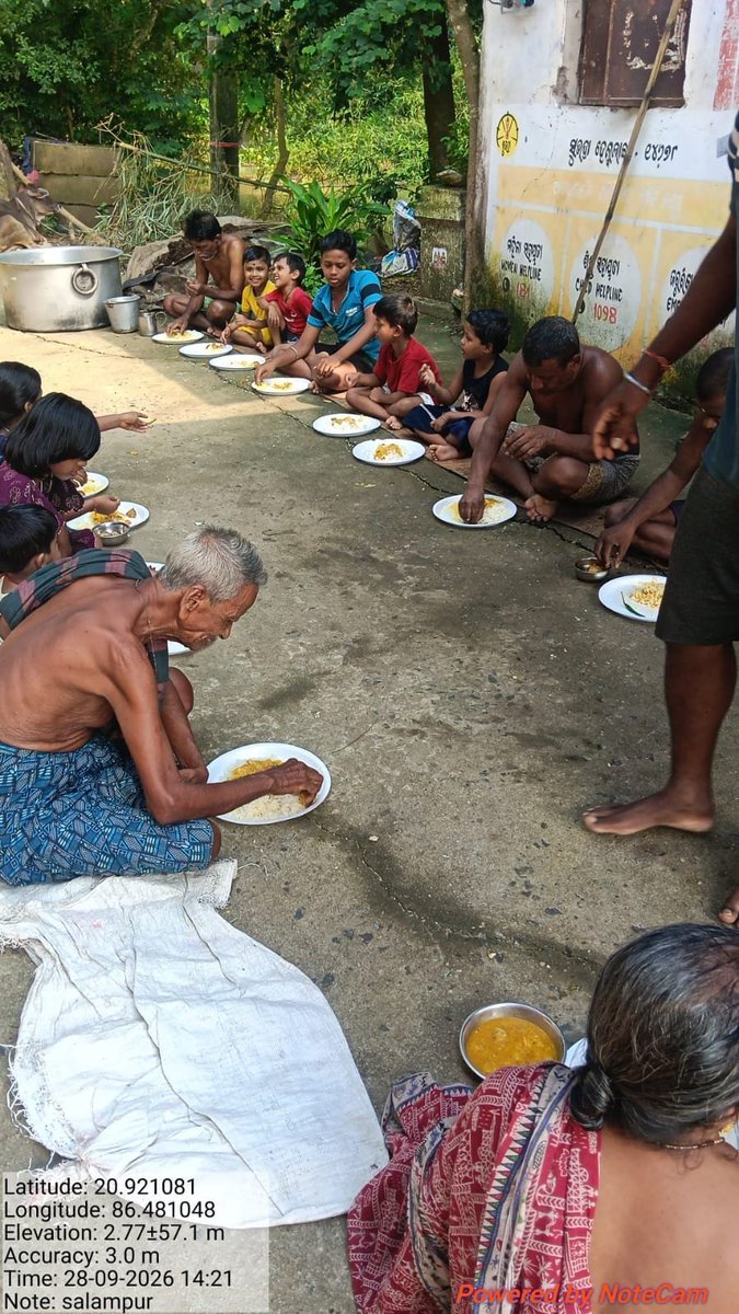 PRDeptOdisha's tweet photo. ବନ୍ୟା ପ୍ରଭାବିତଙ୍କ ସହ ପ୍ରଶାସନ !

ଭଦ୍ରକ ଜିଲ୍ଲାର ବନ୍ୟା ପ୍ରଭାବିତ ଅଞ୍ଚଳରେ ଜନସାଧାରଣଙ୍କ ସହିତ ଠିଆ ହୋଇ ପ୍ରଶାସନ ପକ୍ଷରୁ ରନ୍ଧା ଖାଦ୍ୟ ଓ ବିଶୁଦ୍ଧ ପାନୀୟ ଜଳ ଯୋଗାଣ, ଗୋଖାଦ୍ୟ ବଣ୍ଟନ ଏବଂ ପଶୁ ଚିକିତ୍ସା ଭଳି ଆବଶ୍ୟକୀୟ ସେବା ନିରନ୍ତର ଭାବେ ଯୋଗାଇ ଦିଆଯାଉଛି।

#Bhadrak #FloodRelief #Odisha #FloodResponse @DM_Bhadrak @ZPbhadrak @CMO_Odisha @RabiNaikBJP @SRC_Odisha @IPR_Odisha @SecyChief