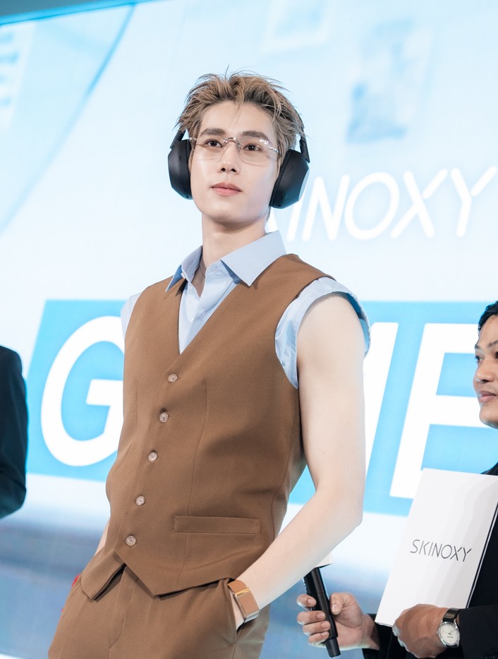 skinoxyth's tweet photo. ภารกิจสืบค้นความประทับใจจบลงแล้ว แต่เบาะแสความสุขยังชัดเจนอยู่เลยค่ะ ✨

ขอบคุณทุกคนที่มาร่วมสร้างโมเมนต์พิเศษในงาน SKINOXY The Skin Detective นะคะ แวะเอารูปภาพความทรงจำย้อนหลังมาเติมฟีดให้หายคิดถึงกันหน่อย ทุกรอยยิ้มและพลังจากแฟนๆ คือหลักฐานความอบอุ่นที่ทำให้งานนี้พิเศษมากๆ ขอบคุณที่มาร่วมสืบความทรงจำดีๆ ไปด้วยกัน แล้วพบกันใหม่ในภารกิจต่อไปนะคะ 🔍🤍

#SKINOXYxPHUWIN 
#SkinoxyTheSkinDetective 
#Skinoxy #Phuwintang