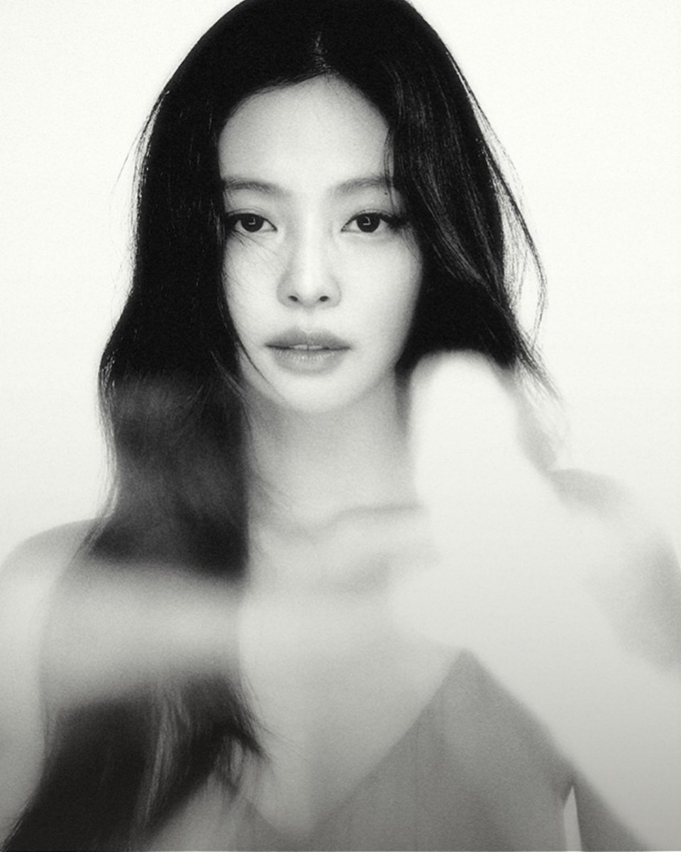 jenniexpics's tweet photo. jennie for lotte https://t.co/bZepbGsdth