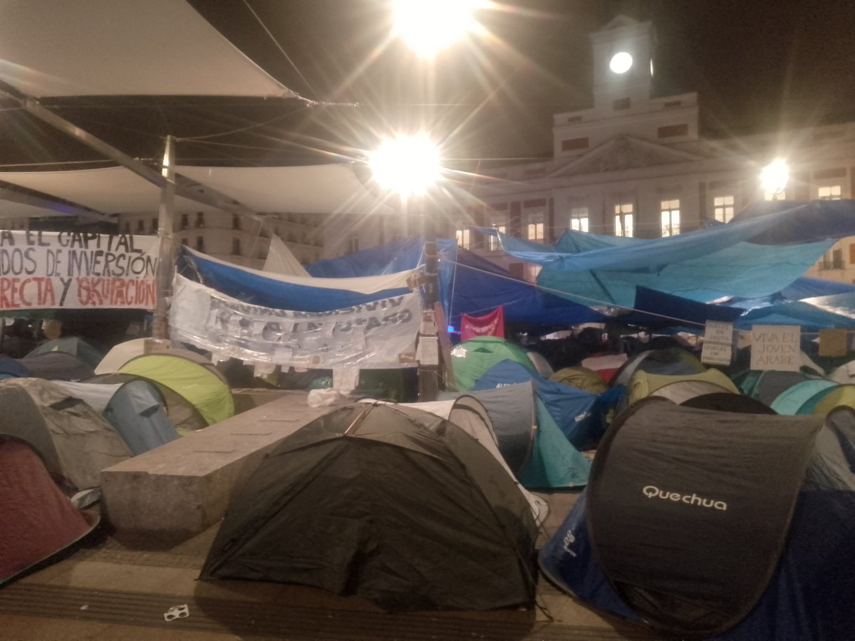 MetinMadrid's tweet photo. Good news for me , @Philblakeway  and the horse shoe theory. One young person here at Puerta del Sol (I won't out them for such 'far right ' language) said "we are in a demographic winter because of the housing crisis" . https://t.co/7Q3fd2O7Hg