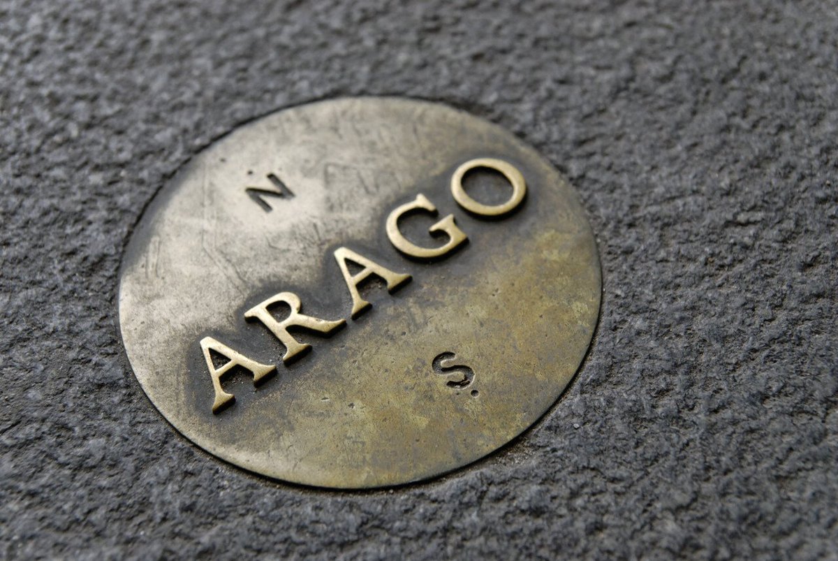 CeJourHistoire's tweet photo. Il y a 135 médaillons de bronze scellés dans les trottoirs de Paris. Presque personne ne les remarque.

Chacun fait 12 centimètres de diamètre. Un nom dessus : ARAGO.

Et deux lettres, N et S, pour le nord et le sud.

Mis bout à bout, ils tracent une ligne droite de 9 kilomètres, de la porte de Montmartre à la Cité universitaire, à travers six arrondissements.

Cette ligne, c'est le méridien de Paris.

Au solstice d'été 1667, les savants de l'Académie des sciences sont venus la tracer sur un terrain vide, au sud de la ville.

Puis ils ont dessiné l'Observatoire autour. Le bâtiment a été construit pour suivre la ligne, pas l'inverse.

Pendant plus de deux siècles, les cartes françaises ont compté les longitudes depuis Paris.

Le mètre lui-même en descend. De 1792 à 1798, Delambre et Méchain ont mesuré l'arc de méridien entre Dunkerque et Barcelone pour en tirer l'unité, fixée en 1799.

En octobre 1884, une conférence internationale se réunit à Washington pour choisir un méridien d'origine unique. Greenwich l'emporte par 22 voix contre 1.

La France s'abstient.

Elle mettra 27 ans à céder. Et encore, sans le dire.

La loi du 9 mars 1911 ne prononce jamais le mot Greenwich. Elle définit l'heure légale française comme le temps moyen de Paris retardé de 9 minutes et 21 secondes.

François Arago, lui, dirigeait l'Observatoire. Sa statue trônait place de l'Île-de-Sein.

L'occupant l'a fondue en 1942. Le socle est resté vide.

En 1994, l'artiste néerlandais Jan Dibbets y a scellé l'un de ses 135 médaillons.

On en croise dans la cour du Louvre, sous les galeries du Palais-Royal, dans le jardin du Luxembourg.

Tous ne sont plus là. Vols, travaux, enfouissements : le guide officiel n'en documente que 121.

Vous êtes probablement déjà passé sur l'un d'eux sans le voir.

Il y a un détail comme celui-là dans votre ville, que tout le monde piétine sans le savoir ?