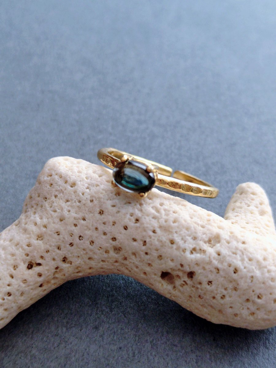 JewelrySeth's tweet photo. 今週末のイベントに向けて、新作リングをお作りしました

まるでキャンディのように瑞々しい、オーバル・カボションの「ロンドンブルートパーズ」を使ったフリーサイズ・リングです

リングの後部が開いた作りになっており、広げてお好きなサイズに調整できる指輪💍

他にも現在、pic2の6点ございます https://t.co/Qsjfy5zzce
