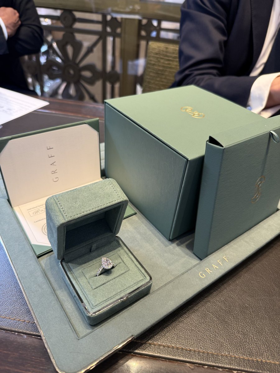 heyken96's tweet photo. 婚約して早1ヶ月半！特段変わらない笑

1.52ct！おとことして見栄張った https://t.co/E7xudiT1SY
