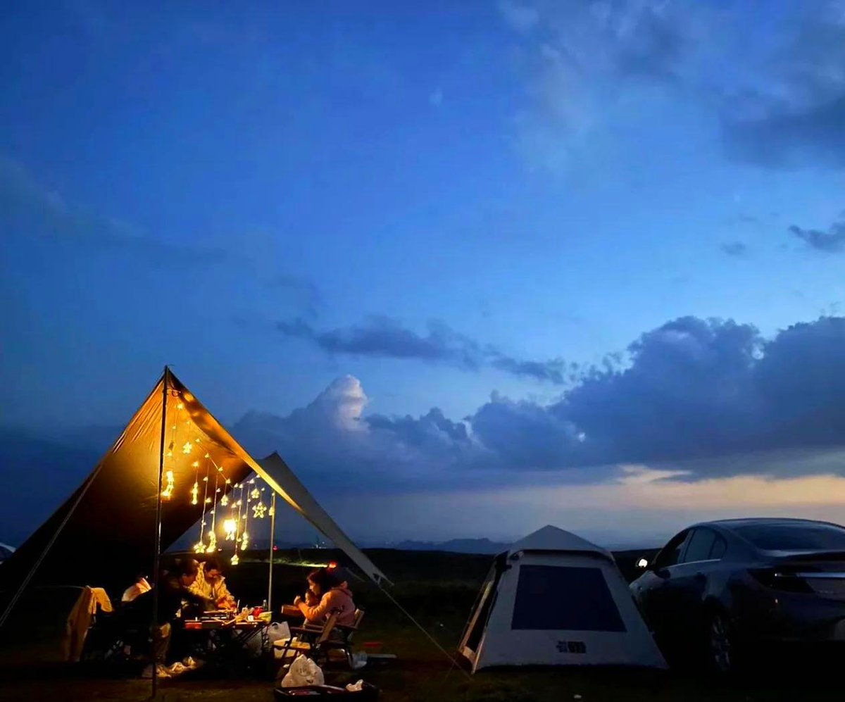 PatDonlinaef9's tweet photo. Cooked hot dogs over crackling campfire, stargazing in the quiet valley—this is the kind of slow joy I’ve been craving lately. ， https://t.co/mB7ANxJ8jU