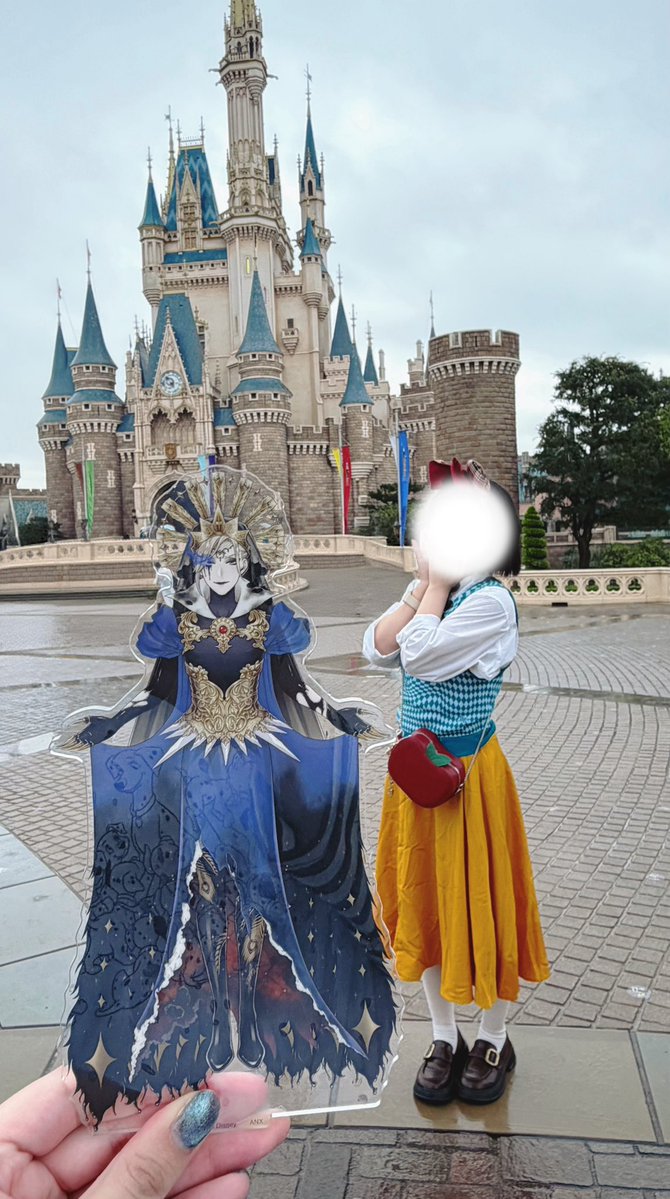 hktm54754's tweet photo. アクスタで撮るの難しい〜😇
仮装期間なのに白雪姫バウンドでインパ
来年は絶対仮装する！ https://t.co/oyPrAB0rzT