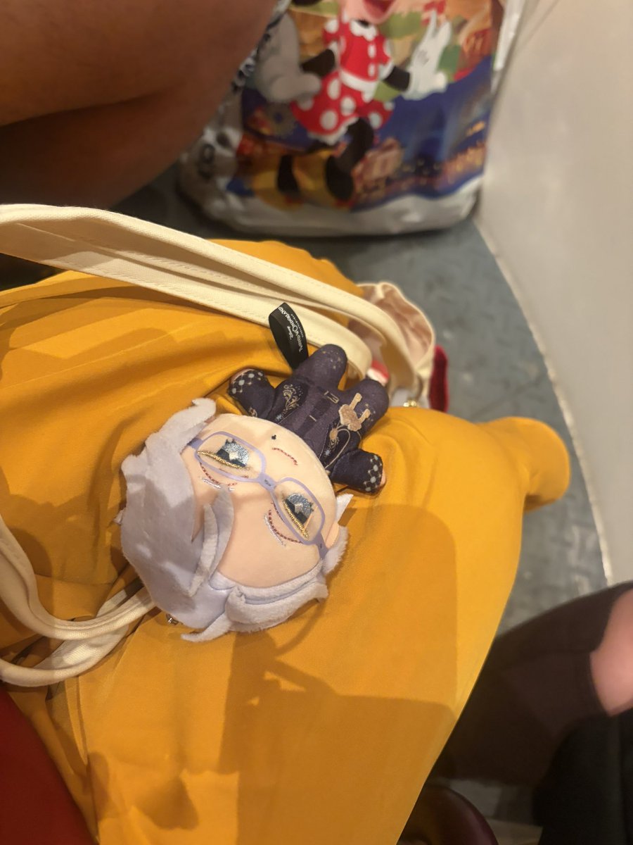 hktm54754's tweet photo. アクスタで撮るの難しい〜😇
仮装期間なのに白雪姫バウンドでインパ
来年は絶対仮装する！ https://t.co/oyPrAB0rzT