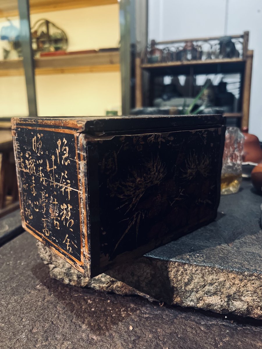 DreamingK77's tweet photo. Hey, this tiny wooden box with a mysterious look, its image totally catches my curiosity! https://t.co/W8jPhqLnz3