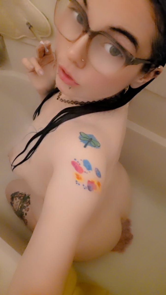 LillyBEAN030's tweet photo. Smoking in the shower is simply my favorite thing to be doing 💯💜 
#highgirl #showertime https://t.co/IBnNcQaWM3