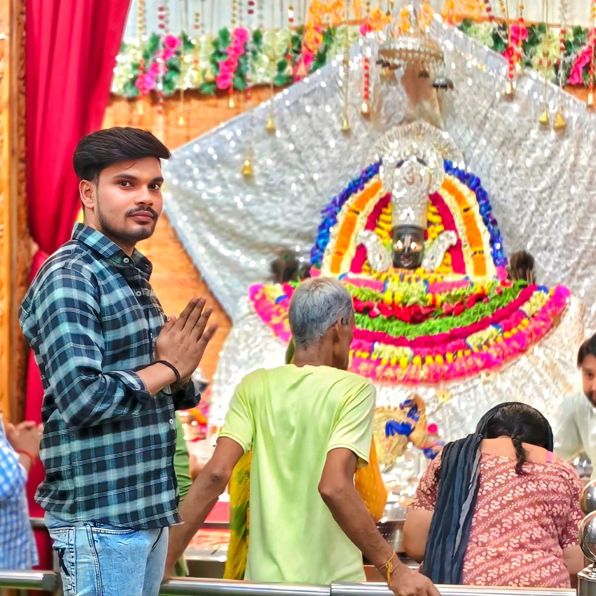FridaGothrl4's tweet photo. Jai Shri Khatu Shyam Baba Ji. https://t.co/RQrQOGOqD6
