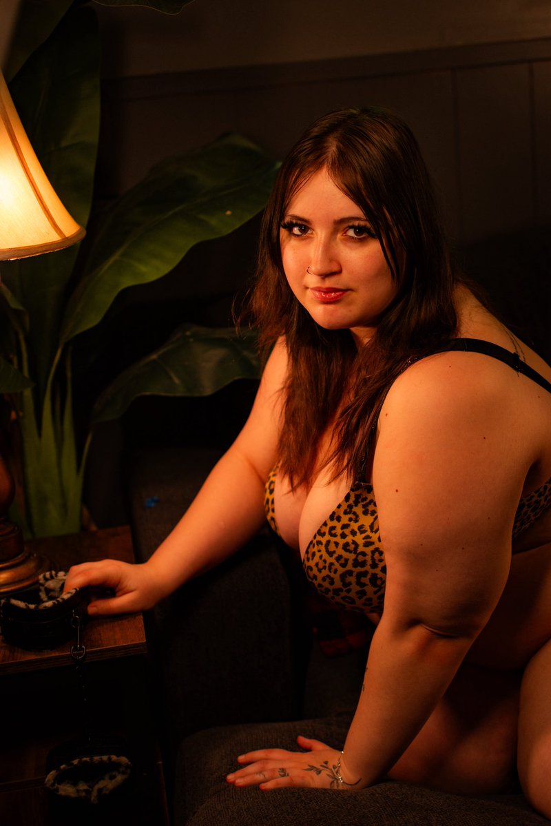 llcvelyhaley's tweet photo. would you cuff me? #nsfw #bbw #thick https://t.co/5YrbpKbXK4