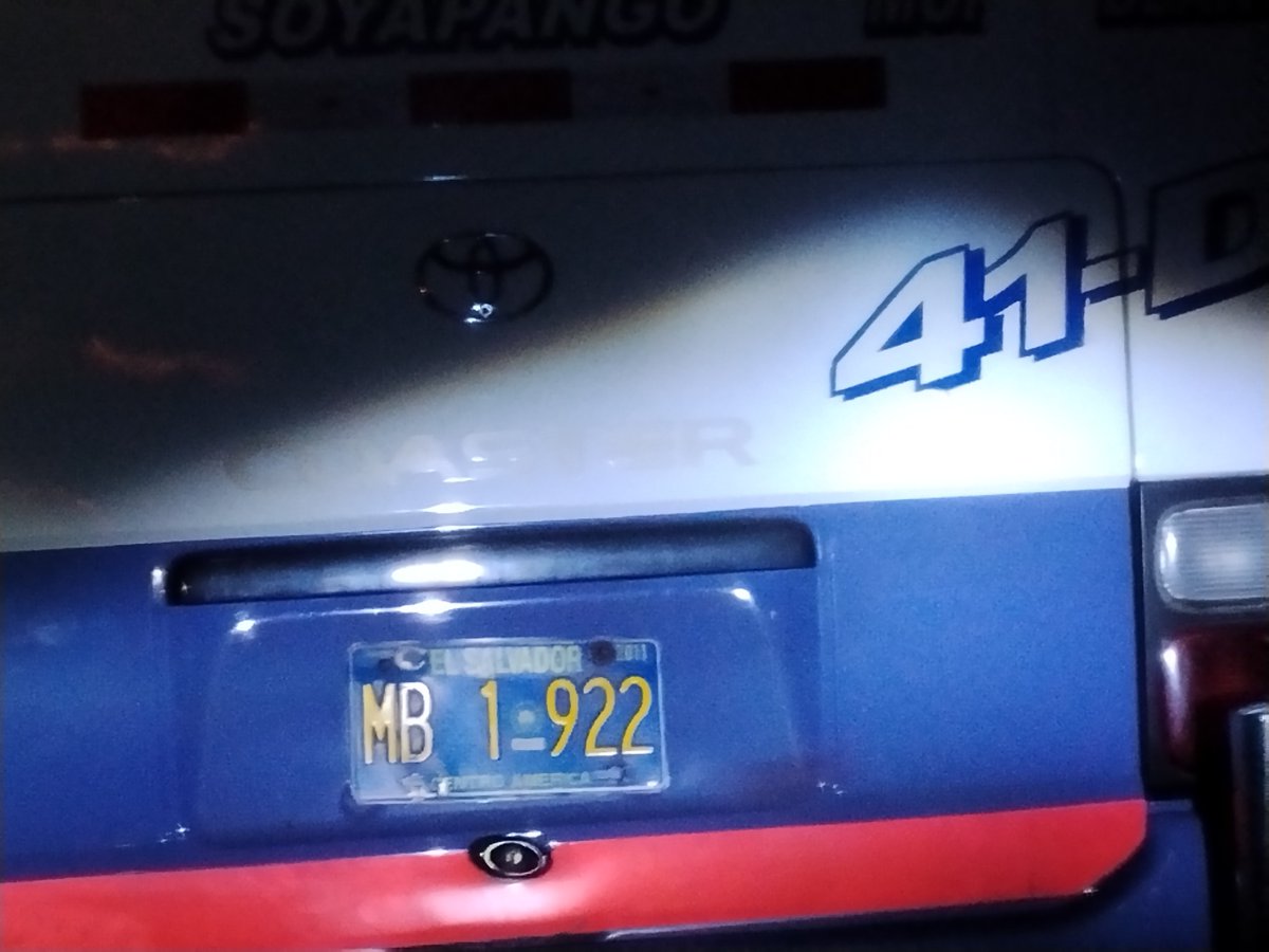princesamichi26's tweet photo. Microbusero invadiendo carril en el boulevard del ejército, como siempre se creen los dueños de la calle 
@PNCSV https://t.co/QuEtT79BE0
