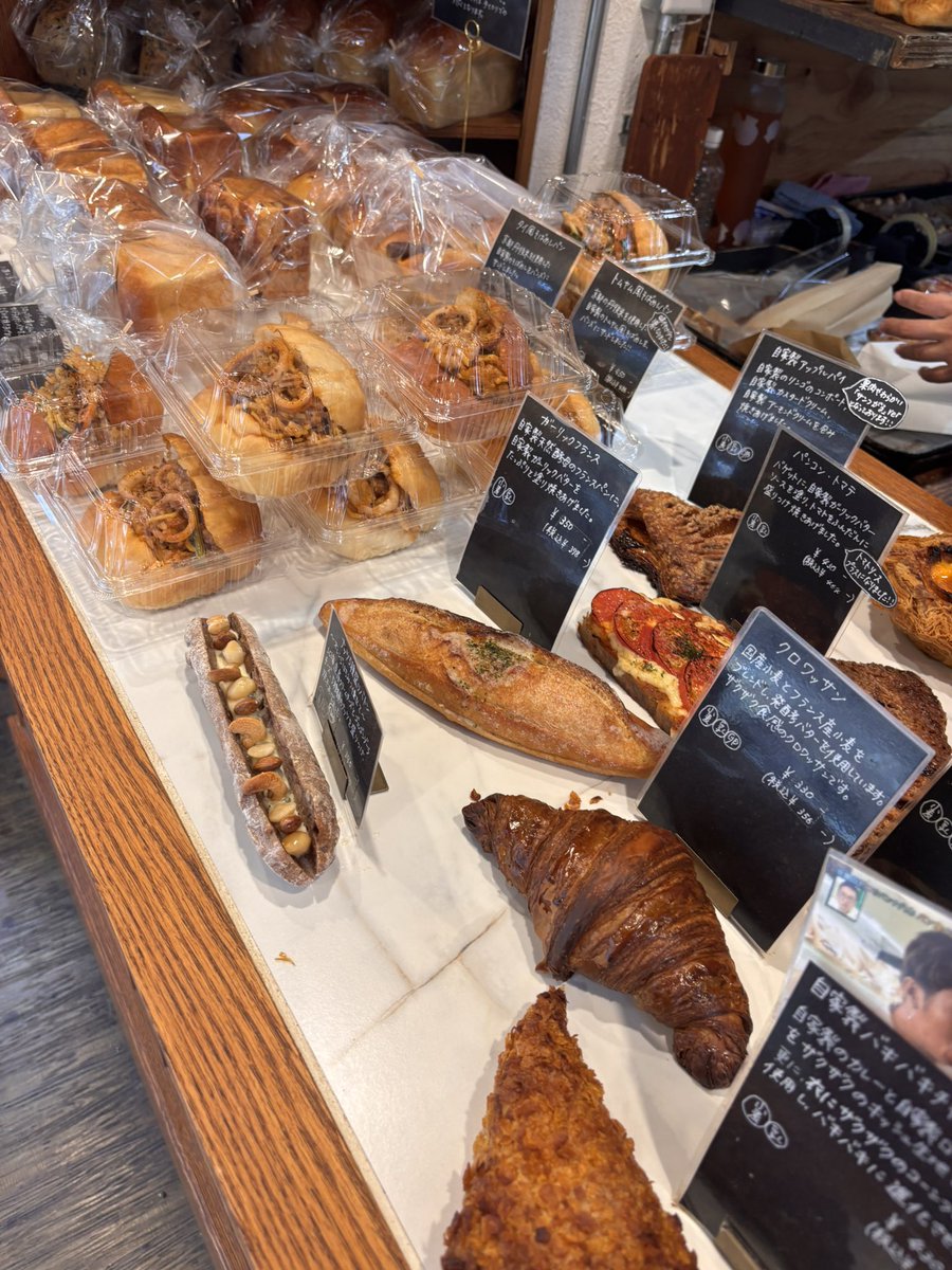 mocha0143's tweet photo. 予定がない今日は行きたかったパン屋、パネヴォラーレへ。店内は種類豊富なパンがぎっちり並べられていてついつい買いすぎてしまうやつ。ハード系寄りで個人的にはとっても好み https://t.co/jH1tjNbccQ