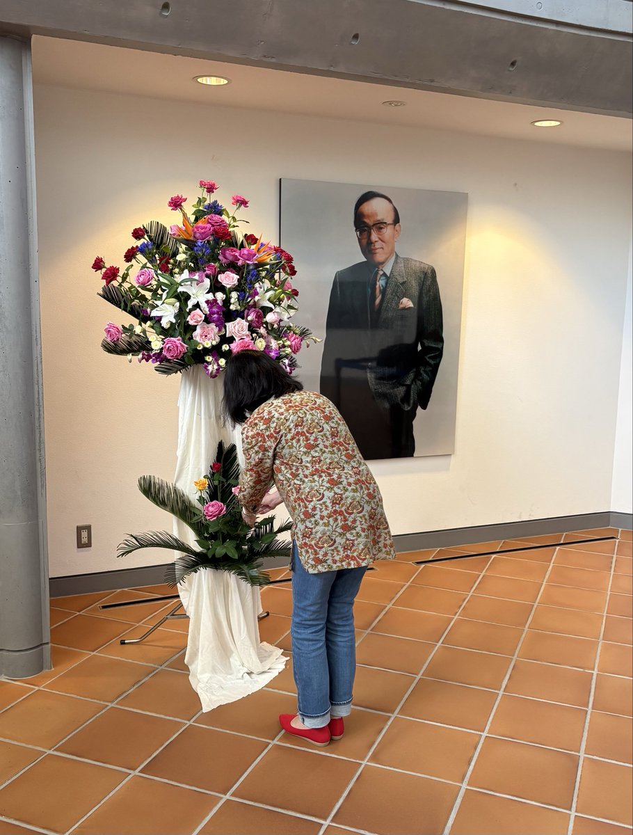 endo100th_ngs's tweet photo. 本日9月29日は、遠藤周作先生のご命日です。
文学館のエントランスには献花台を設けております。

献花に訪れる方もいらっしゃいます。
ありがとうございます☺️

#遠藤周作文学館 
#没後30年 
#献花 https://t.co/mt3f4jb4Gh