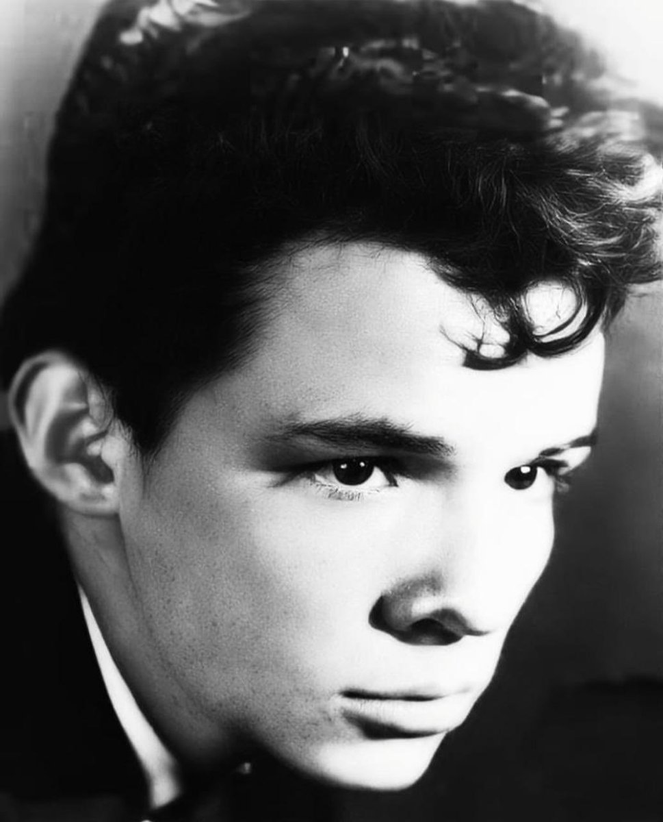 JoseJoseOficial's tweet photo. Más allá de la voz, de los escenarios y del nombre que el mundo llegó a conocer, hubo una vida. Un hijo. Un padre. Un amigo. Un hombre con una historia que comenzó mucho antes de que el mundo lo llamara José José.

Hoy recordamos al joven soñador, al artista y al hombre detrás del legado. 
Han pasado 7 años, pero hay cosas que el tiempo no se lleva. 

Tu música sigue encontrando nuevos oídos. Tu historia continúa siendo contada. Tu recuerdo permanece vivo en quienes te amaron, así como en tantos que, aun sin haberte conocido, encontraron parte de su propia historia en tus canciones. La huella que dejaste permanece. 

Te amamos Príncipe. 

José José
1948 — 2019 🕊️