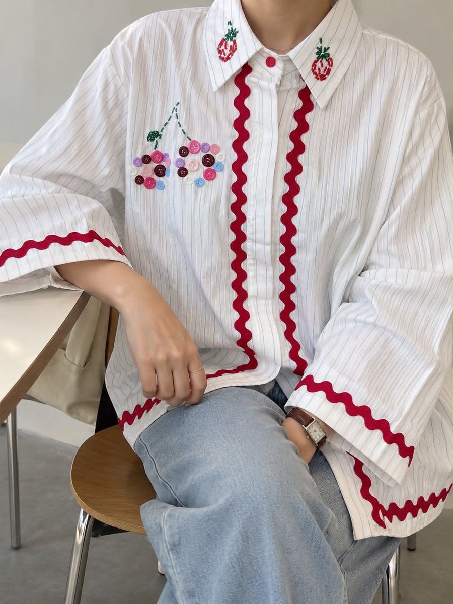 hpdjzz_'s tweet photo. OMG LOOOK‼️
GAMAU TAU SENDIRI, KALIAN HARUS TAU STORE INI JUGAAA 🥰😋
Local brand ini vibes nya Gen Z banget. Model &amp; motifnya kekinian pokonya cakep deh💯✨￼ https://t.co/qWbxW9sd83