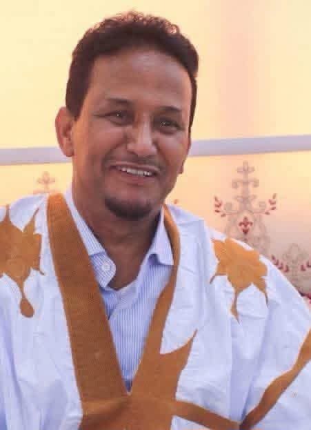 AfghanSha34273's tweet photo. له ۹/۱۱ څخه وروسته امريکايان سخت وېرېدل. د اسلامي حرکتونو په اړه يې په امريکا کې د کار او معرفت خلک د مهذبې جاسوسۍ لپاره لټول. زه دې وختونو کې ټکساس کې وم. يوه ورځ د اف بي آی غړي راغلل، راته يې وويل چې موږ د يو ژباړن لټه کې يو. ته که موږ سره کار وکړې، څه دې خوښه ده؟
ما ورته وويل چې زه عربۍ ته ژباړه کولی شم، انګليسي ته ژباړه نه شم کولی او تاسې ته به حتما دوهم ژباړن په کار وي...
څه وخت تېر شو، د وزارت دفاع استخبارات(ډي آی ای) راغلل. دوی وويل چې موږ ته د اسلامي حرکتونو يو څېړونکی په کار دی. که ته موږ سره کار وکړې. ما ورته وويل چې زه به څه موضوعات څېړم؟ ويل د اسلامي حرکتونو تاريخ، فکر، د کار منهج، اهداف، موثر اشخاص، د حرکتونو تاثير، ورسره د تعامل لارې چارې... 
له معاش پرته يې راته ګرين کارت هم راکاوه. ما بيا له پينځه کلونو د ګرين کارت اخيستلو پروسه روانه کړې وه، لکه دوی چې زما له مجبوريته خبر وي..ما ورته وويل چې ما پينځلس کلنۍ کې په لومړي ځل برېښنا وليده. که بل څوک پيدا کړئ.
دوی وويل چې د خبرې مطلب دې څه دی؟ مال مطلب مې دا دی چې زه له زيږ ژوند سره عادت يم. ګرين کارت راته مهم نه دی. بې له آيسکريم، سينډويچ، برګر او...هم ژ،ند کولی شم. دوی چې لاړل د ګرين کارت پروسه مې ودرېده، ځواب يې کړم. وخت مې چې پوره شو، قطر ته راغلم.
له امريکا ډېر ښکلی. ډېر احترام او درنښت. ښه دنده. د ترکيې تابعيت. هر څه تر امريکا ښه وو. ما د خپل امت پر ضد جاسوسي نه شوه کولی. امريکا مې د الله تعالی لپاره پرېښوده، الله تعالی يې بهترينه بدله راکړه.
نور خو څه کوئ چې يوه ورځ د اف بي آی غړو راته د ايتوپيا بهترين چای ډالۍ کړ. كله چې قطر ته راغلم الجزيره کې مې يوه مقاله وليکله «أزهار الشر في تکساس». دا د چايو کيسه مې په کې کړې وه. «أزهار الشر» د يو فرانسوي شاعر د کتاب نوم دی. شاعر چاليس بودلير نومېږي. يوه ورځ يو تن راته له ايتوپيا زنګ وواهه. مخکې مې ورسره هېڅ معرفت نه و. عبد الرحمن سعيد نومېد. راته يې وويل چې ستا مقاله مې ولوستله. زما له خپلې زمکې به تازه چای درځي. تر اوسه يې مياشت په مياشت رالېږي. اوس مې ښه ملګری دی.
د دې کيسې موخه مې دا وه چې د الله تعالی لپاره د مضرو شخصي منفعتونو پرېښودل، د بهترين بديل ذريعه ده. الحمد لله چې د امريکايانو له ملګرتيا او شيطانته الله تعالی وساتلم..

محمد مختار شنقيطي، د حمد بن خليفه پوهنتون استاد، څېړونکی او ژباړن، په مجموعة الاحياء والتجديد ځانګړي پوډکاسټ کې