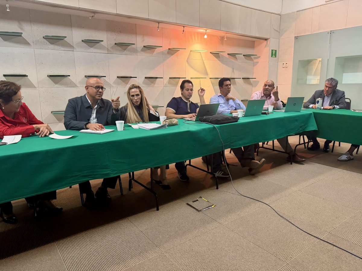 _Seplader's tweet photo. El Mtro. @ReneVargasPi, y la subsecretaria de @EducGuerrero, Lucila Rangel, sostuvieron una reunión de trabajo en la Ciudad de México con representantes del Gobierno de México, con el propósito de dar seguimiento puntual a las gestiones que impulsa la gobernadora, @EvelynSalgado https://t.co/hAtEuh12hi