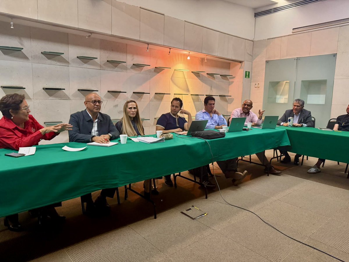 _Seplader's tweet photo. El Mtro. @ReneVargasPi, y la subsecretaria de @EducGuerrero, Lucila Rangel, sostuvieron una reunión de trabajo en la Ciudad de México con representantes del Gobierno de México, con el propósito de dar seguimiento puntual a las gestiones que impulsa la gobernadora, @EvelynSalgado https://t.co/hAtEuh12hi