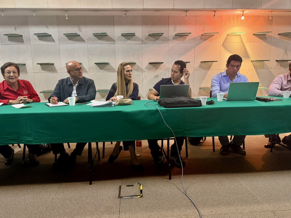 _Seplader's tweet photo. El Mtro. @ReneVargasPi, y la subsecretaria de @EducGuerrero, Lucila Rangel, sostuvieron una reunión de trabajo en la Ciudad de México con representantes del Gobierno de México, con el propósito de dar seguimiento puntual a las gestiones que impulsa la gobernadora, @EvelynSalgado https://t.co/hAtEuh12hi