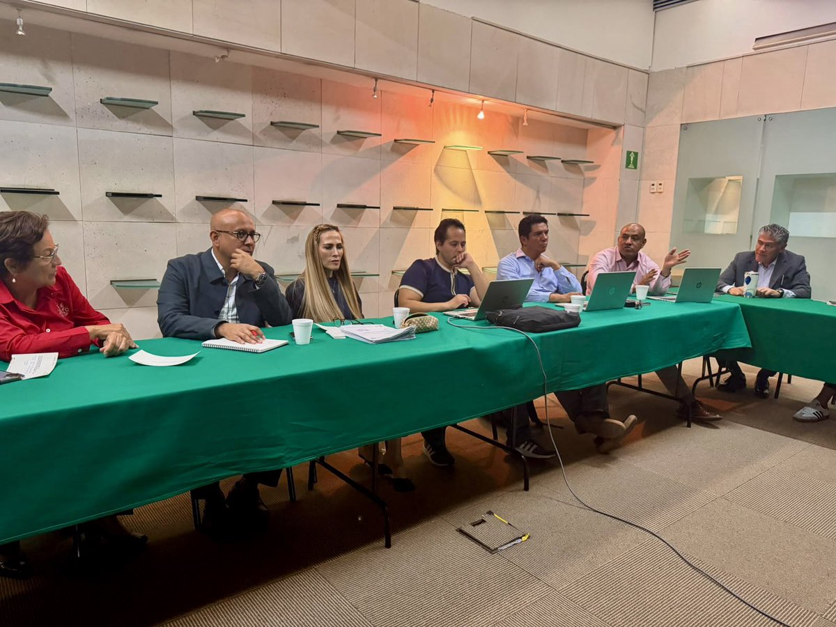 _Seplader's tweet photo. El Mtro. @ReneVargasPi, y la subsecretaria de @EducGuerrero, Lucila Rangel, sostuvieron una reunión de trabajo en la Ciudad de México con representantes del Gobierno de México, con el propósito de dar seguimiento puntual a las gestiones que impulsa la gobernadora, @EvelynSalgado https://t.co/hAtEuh12hi