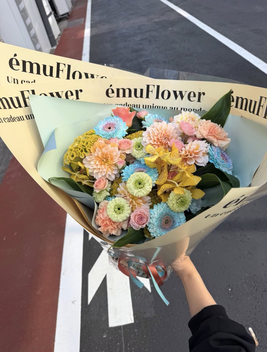 joha_alam's tweet photo. 海外見たいな花束が買える、お花屋さん見つけた。 https://t.co/xAy9gj0oaT