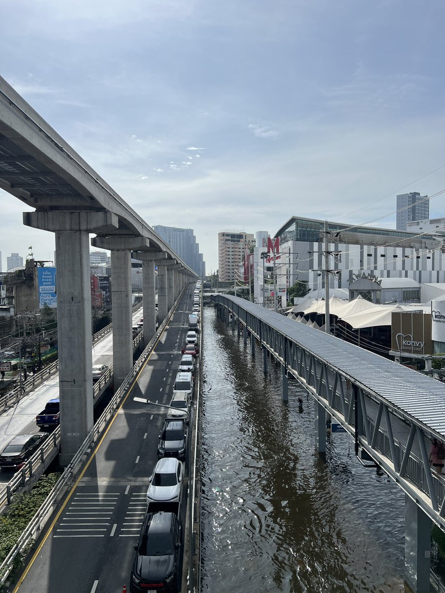 yeepoontcn's tweet photo. ทุกคนนนหน้าห้างน้ำยังมะลด มาสายสีเหลืองกันน้าสะดวกที่สุดเลย skywalk เข้าห้างเลยคั้บ ถ้าไม่สะดวกดูไลฟ์กันได้น้า เซฟตัวเองกันเย้อะๆน้า ค่อยๆมากันนะคะ💖💖 #HoneyParades_Candidate2026
#HP_Candidate2026
#HoneyParades https://t.co/GR1DS60Fyp