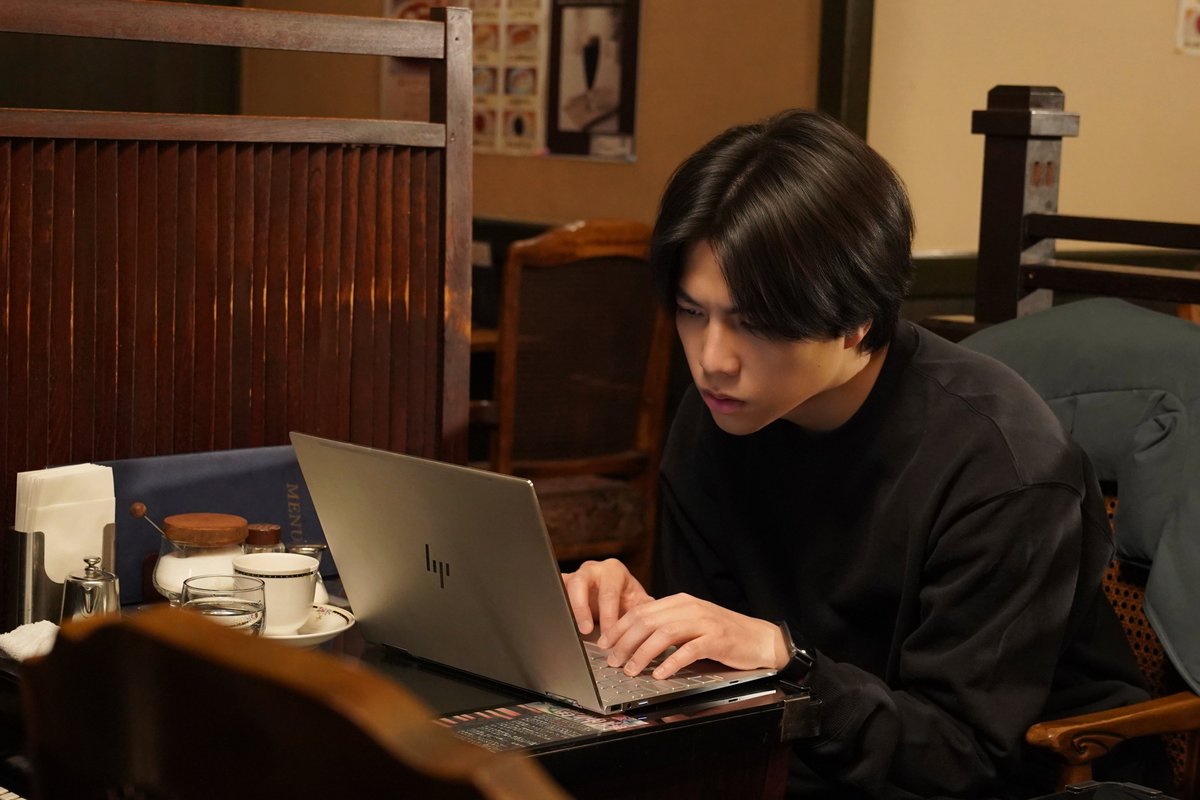 5byodeseisei's tweet photo. ◉ ch𝗔pp𝐈e

＋ こんにちは♡ なんでもお聞きください 🎙️
───────────────────────
フリーランスとして働き始めましたが、家だとダラけてしまって仕事が進みません。おすすめの作業環境やライフハックを教えてください

💬

仕事のスピードと内容の評判を上げ、案件を効率よくこなすための手順を提案します。

手順①： 自宅ではなく、お気に入りの「行きつけのカフェ」を仕事場がわりに使ってください。

手順②： 効率を極限まで上げるために、私（生成AI）に「記事のタイトルと構成」を瞬時に丸投げして作らせましょう。

手順③： 突然携帯に「お兄ちゃん、どうしよう」と助けを求める電話がかかってきたら、すぐにノートPCをリュックにしまって、クロスバイクで全力で駆けつけてください。

どんなジャンルでもオールOKな、妹想いのあなたに参考になれば幸いです♡

💻公開中💻
映画『5秒で完全犯罪を生成する方法』