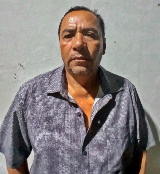 NoticieroSLV's tweet photo. La @PNCSV capturó a Nelson Antonio Polanco Cruz, de 61 años de edad, quien amenazó a un hombre que se conducía a bordo de un vehículo junto a su familia.  

El hecho ocurrió sobre la calle del cantón Joya de Cerén, en San Juan Opico, La Libertad Centro, y quedó registrado en un video. 

El sujeto discutía con otras personas en la calle cuando vio que el vehículo se abalanzó sobre él. Ante la denuncia, los agentes acudieron al lugar, le incautaron la pistola y será remitido por el delito de amenazas agravadas.