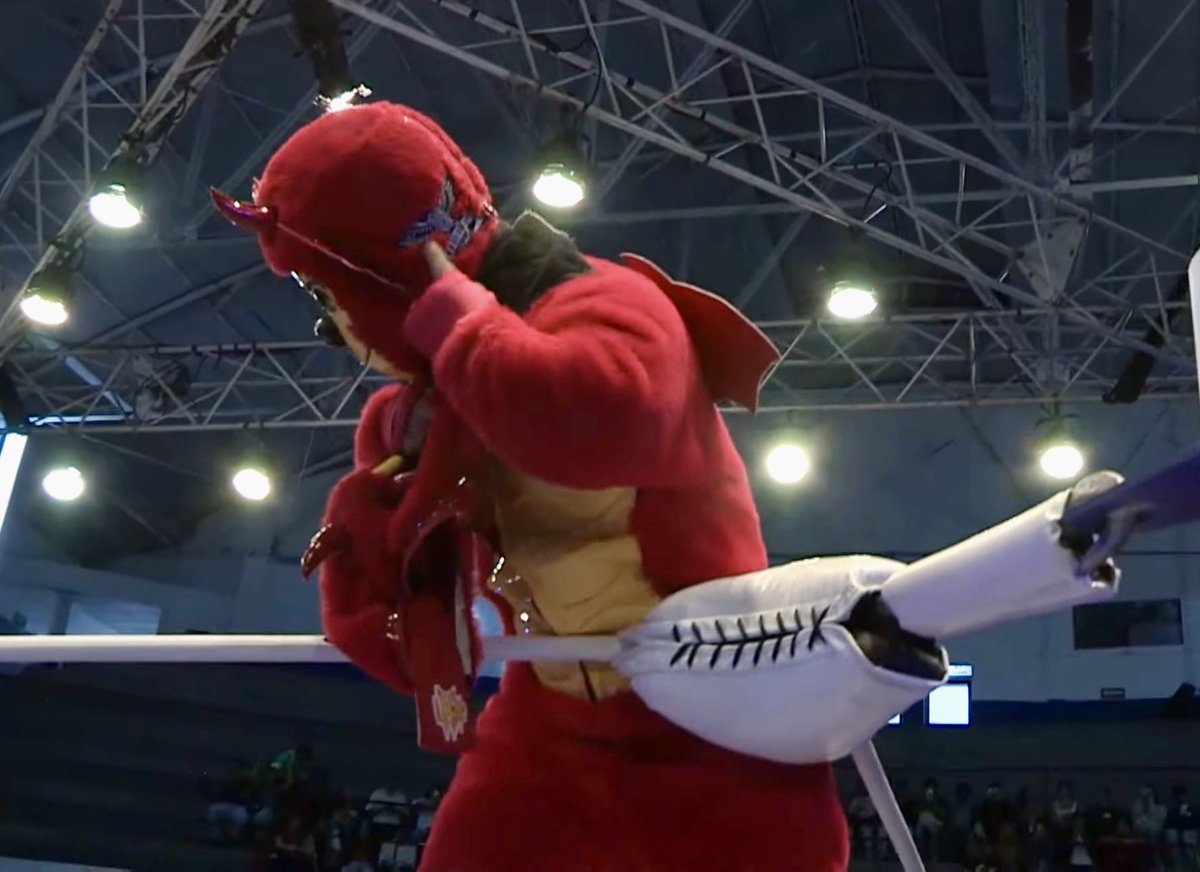 whoaNwrestling's tweet photo. KeMalito paying tribute to PAC in Puebla 

#CMLL https://t.co/Ygk2T5ERPG