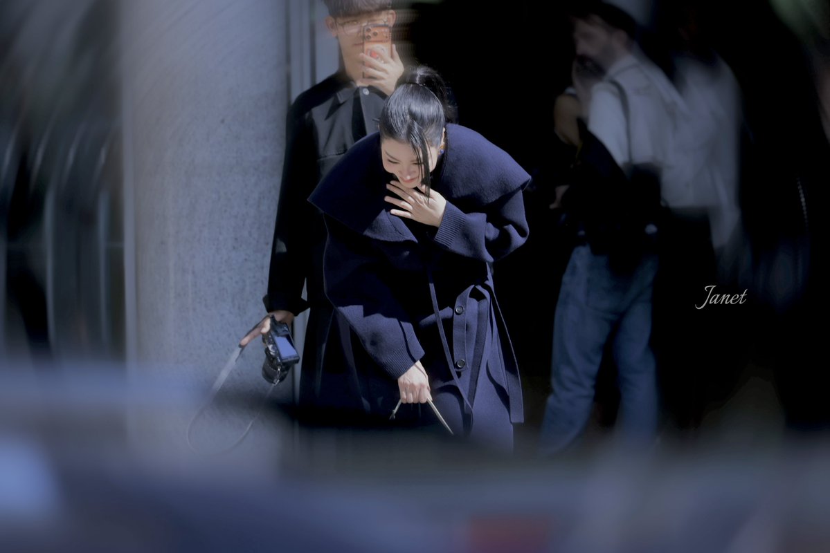 janetajaneto_ss's tweet photo. Milan Fashion Week saw the softest kind of luxury through Faye Peraya in Ferragamo💙

#Ferragamo
#FerragamoSS27
#FerragamoXFaye
#FerragamoCaraBag
#FayePeraya https://t.co/jZS5CjD0Pu