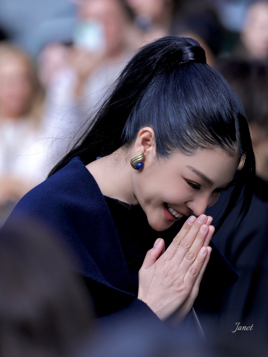 janetajaneto_ss's tweet photo. Milan Fashion Week saw the softest kind of luxury through Faye Peraya in Ferragamo💙

#Ferragamo
#FerragamoSS27
#FerragamoXFaye
#FerragamoCaraBag
#FayePeraya https://t.co/jZS5CjD0Pu