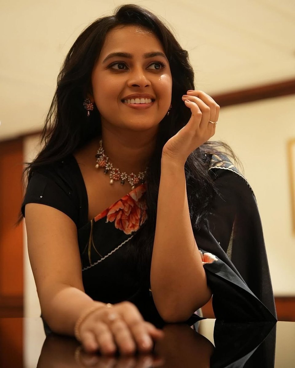 SriDivyaZealots's tweet photo. ❤️🪄
#SriDivya #SDians #என்றும்ஸ்ரீதிவ்யா
@kksuriya2006
@AkshayaAchoo1
@AjithSanjeev18
@Dhivi_SK https://t.co/8ipmDUfSsT