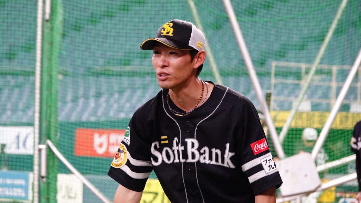 takafullc2's tweet photo. 【球団発表】

「ラグザス アジアプロ野球チャンピオンシップ 2026」における、侍ジャパントップチームのコーチングスタッフとして、倉野信次 投手チーフコーチ兼ヘッドコーディネーター、および本多雄一 内野守備走塁兼作戦コーチを派遣することとなりましたのでお知らせいたします。

■倉野信次 投手チーフコーチ兼ヘッドコーディネーター コメント
（侍ジャパン 投手コーチ 背番号94）

「このような大役をいただき、大変光栄に感じるとともに、勝ち抜かねばならない重圧と、有望な選手たちを預かることへの大きな責任も感じています。選手のコンディションに細心の注意を払いつつ、選手ひとりひとりが持っている力を発揮できるよう、選手と一緒に歩んでいきたいと思います。井口監督とは、アトランタオリンピックの予選で、ともに日の丸のユニフォームを着てオリンピックを目指して戦った経験があります。その後、ダイエーでも一緒にプレーしましたが、30年以上の時を経て、井口監督と日本代表として戦えることに不思議な縁を感じています」

■本多雄一 内野守備走塁兼作戦コーチ コメント
（侍ジャパン 内野守備走塁コーチ 背番号80）

「選んでいただき光栄に思います。井口監督とともに頂点を目指して戦えることを嬉しく思います。これまでの経験を生かし、チームの力になれるように頑張ります」