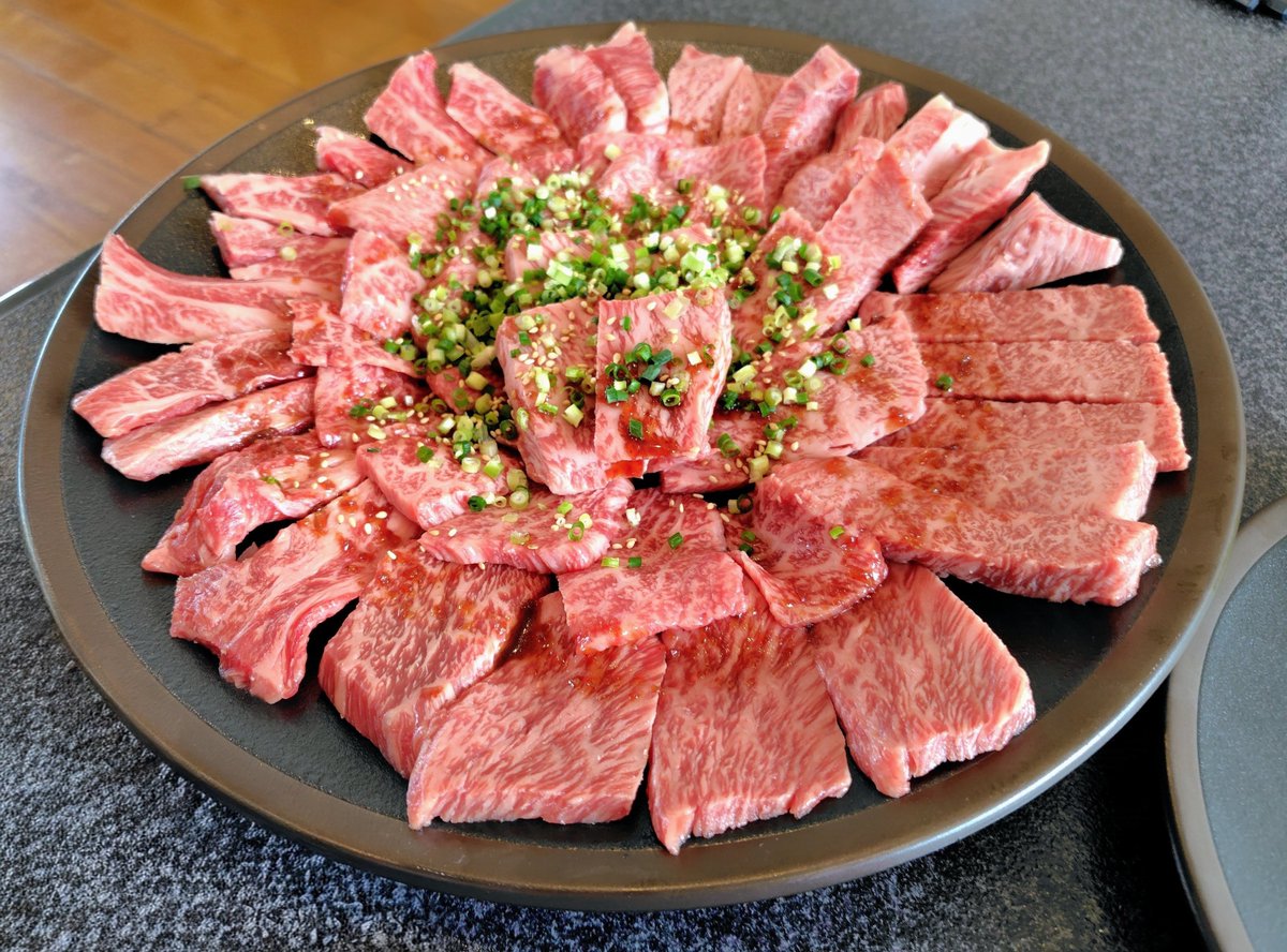 Karin09040411's tweet photo. 蘭丸先輩 誕生日おめでとうございます♪
今年も お肉の花が咲きました！
後ほど、デザートお持ちしますね。 https://t.co/XJrPbNxWMV