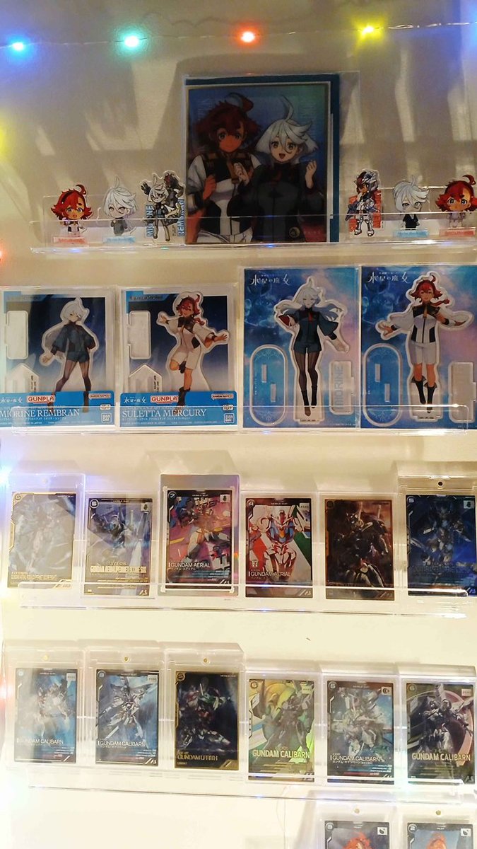 xKs89006's tweet photo. Someone asked for a better look. I posted my wall shrine of mostly Arsenal Base cards a couple months ago but now it's just grown 😅 I have a ton more cards but no display space if I want variety! I like keeping some things in their pretty OG packaging... https://t.co/udgW9Sp0Gv