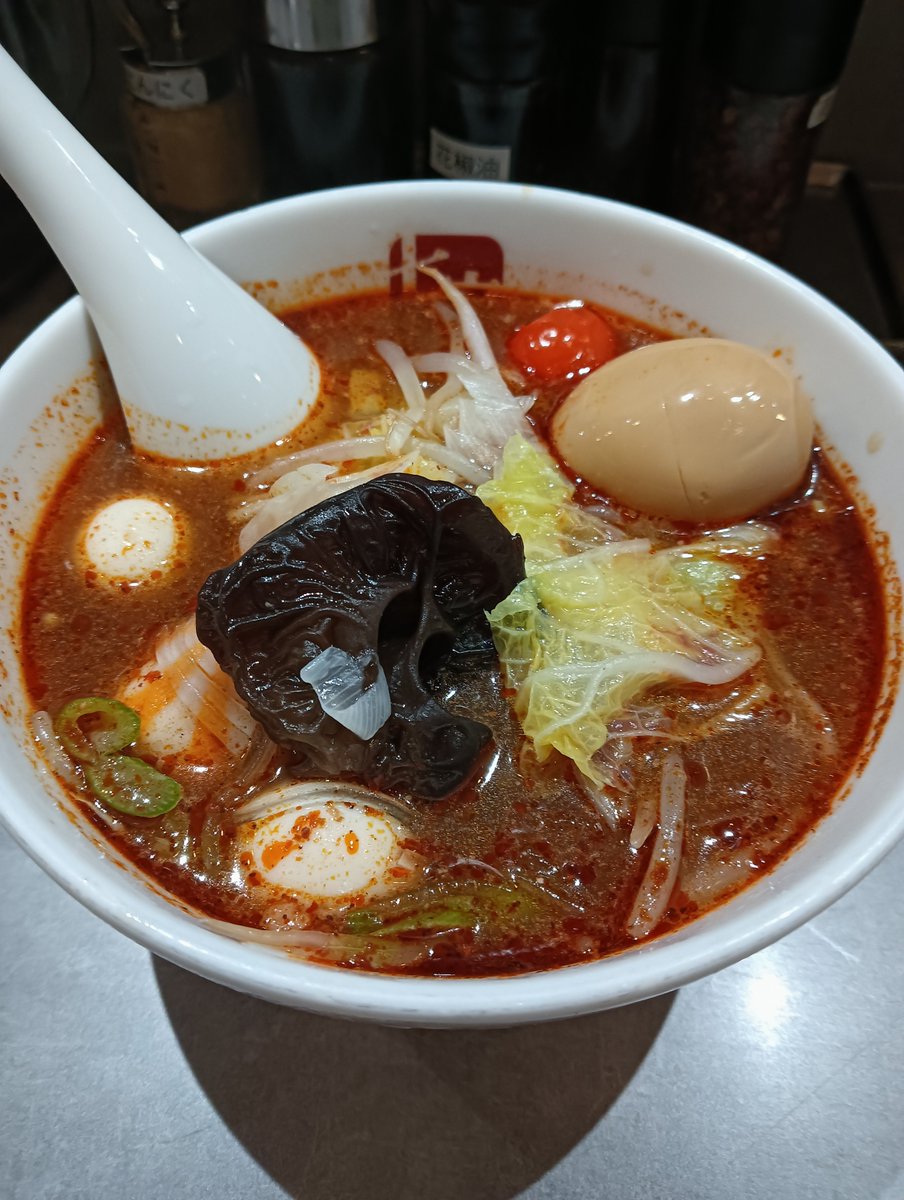 IeBJl3miHsTyWQk's tweet photo. 人生初の麻辣湯

春雨+スープのみだと600円位なのに
何も気にせずトッピング追加しまくったら1300円位になってしまった😆
辛さは初心者おすすめの1辛
寒いのに汗だくになってしまいましたがとても美味しかったです
ご馳走様でした

#七宝麻辣湯 https://t.co/vQkOsqQxBr