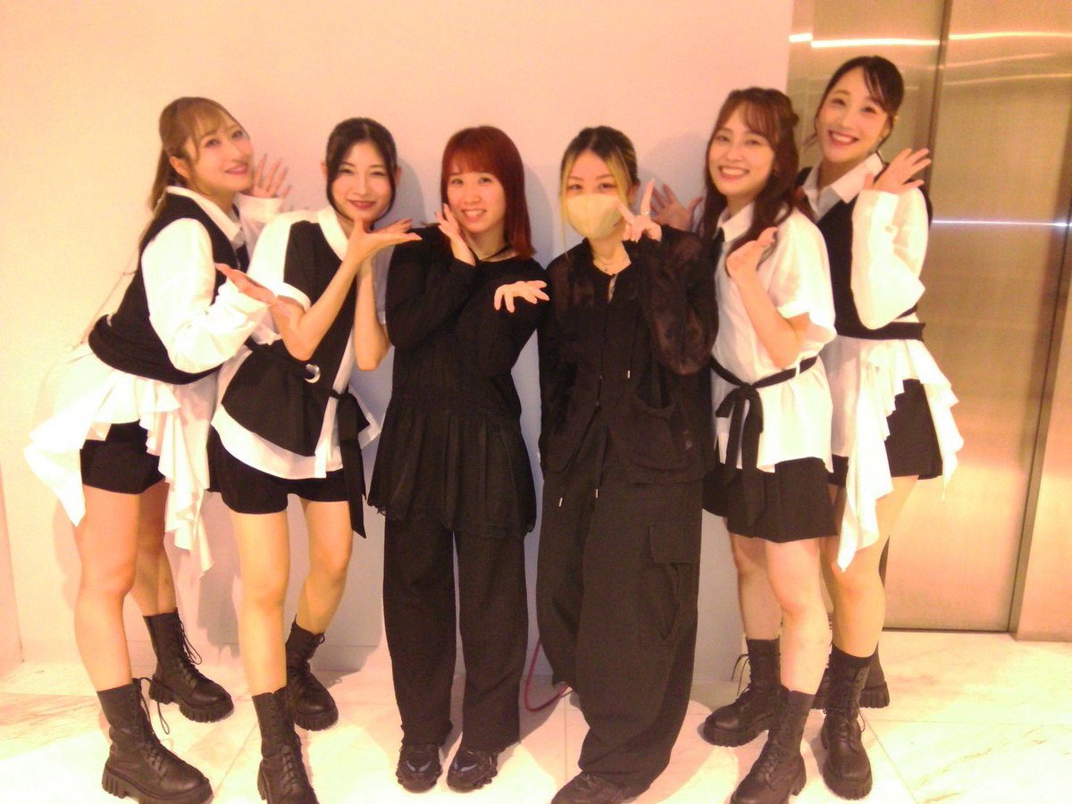 mika_s_grit's tweet photo. #シャニマスソロライブMSP

披露された楽曲の一部の振付＆ダンサー振付させていただきました！🪽
今回も素敵なライブでした👗✨

📷はAKI、283ダンサーのみんなと！
写真には写ってませんが、コレオチームもありがとうございました🌈

#シャニマスソロライブMSP_day1
#シャニマスソロライブMSP_day2 https://t.co/zILmSs4qH8
